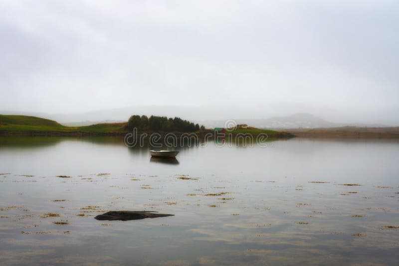 Barco vazio que flutua em um lago fotos de stock royalty free