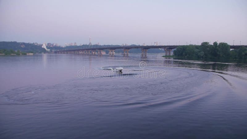 Barco a velocidade branca