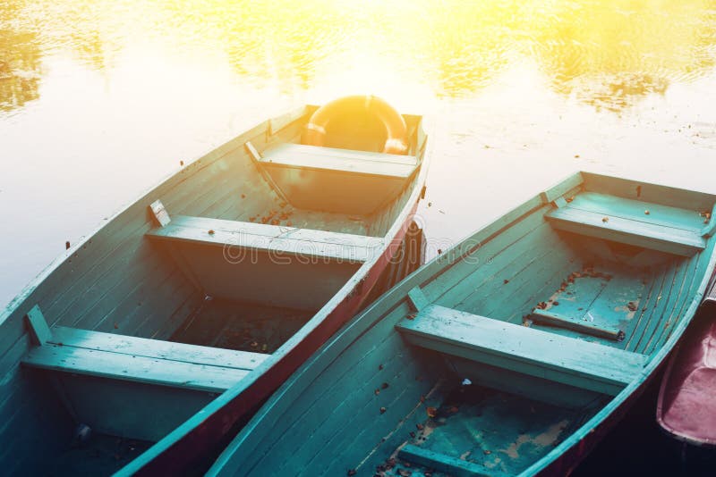 Barco viejo con el remo cerca del río o del lago hermoso Puesta del sol tranquila en la naturaleza Barco de pesca