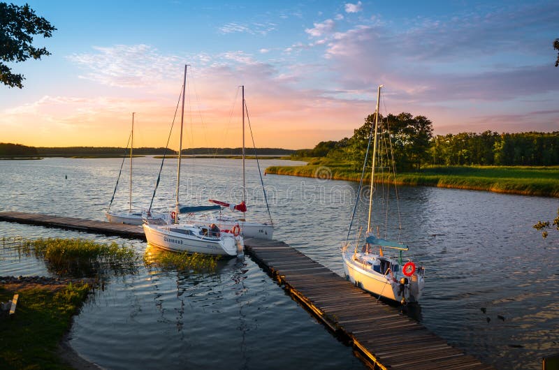 Barcos amarrados en el gangplank en el lago Kirsajty, Masuria fotografía de archivo Barcos amarrados en el gangplank en el lago Kirsajty, Masuria fotografía de archivo