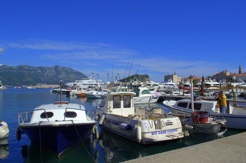 Barcos anclados en el puerto de Budva imágenes de archivo libres de regalías Barcos anclados en el puerto de Budva imágenes de archivo libres de regalías