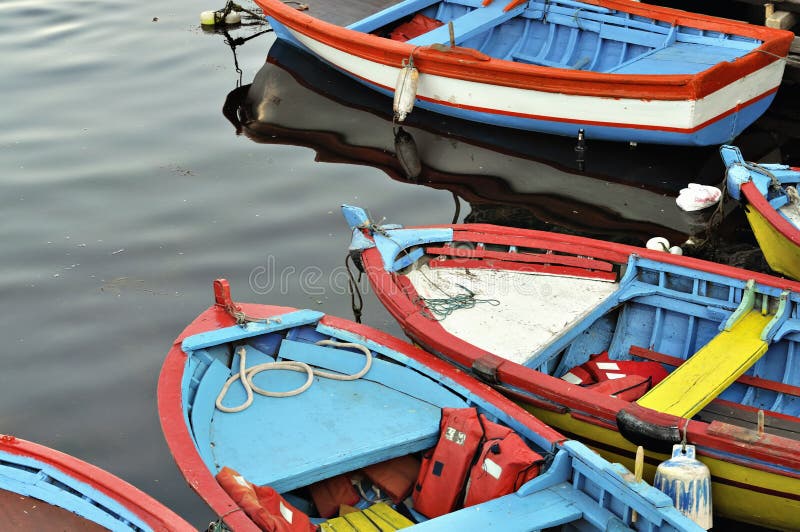 Barcos coloridos imagem de stock royalty free Barcos coloridos imagem de stock royalty free