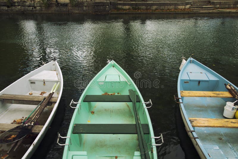 Barcos de enfileiramento no canal de Annecy foto de stock Barcos de enfileiramento no canal de Annecy foto de stock