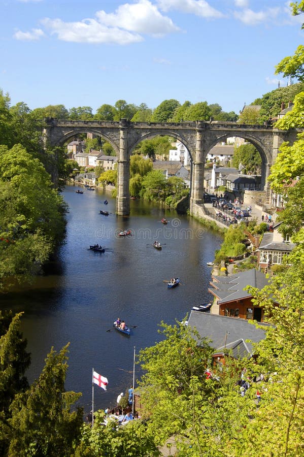 Barcos de enfileiramento no rio Nidd, Knaresborough fotografia de stock Barcos de enfileiramento no rio Nidd, Knaresborough fotografia de stock