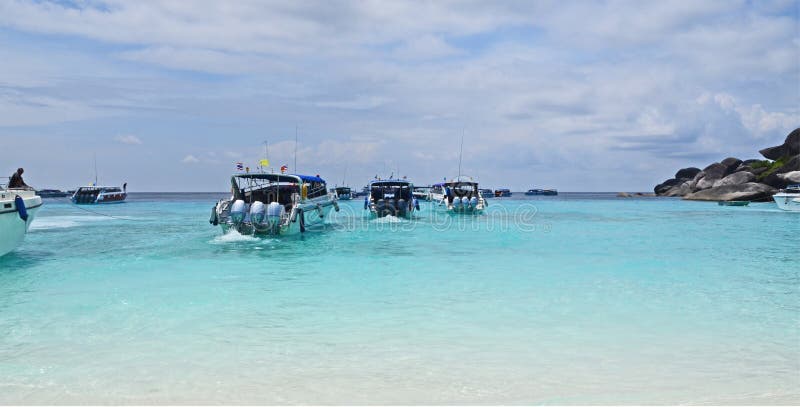 Barcos de la velocidad que viaja en el mar azul de la bahía de Similan en Tailandia fotos de archivo libres de regalías Barcos de la velocidad que viaja en el mar azul de la bahía de Similan en Tailandia fotos de archivo libres de regalías