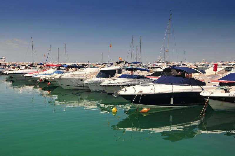 Barcos de lujo en Puerto Banús, Marbella, Málaga, España fotografía de archivo libre de regalías Barcos de lujo en Puerto Banús, Marbella, Málaga, España fotografía de archivo libre de regalías