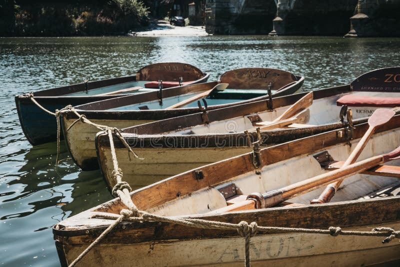 Barcos de madeira de Richmond Bridge Boat Hire amarrados no rio Tamisa, Londres, Reino Unido imagens de stock royalty free Barcos de madeira de Richmond Bridge Boat Hire amarrados no rio Tamisa, Londres, Reino Unido imagens de stock royalty free