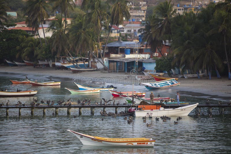 Barcos de madera coloridos del pescador anclados en la bahía del ingenio de Pampatar imágenes de archivo libres de regalías Barcos de madera coloridos del pescador anclados en la bahía del ingenio de Pampatar imágenes de archivo libres de regalías