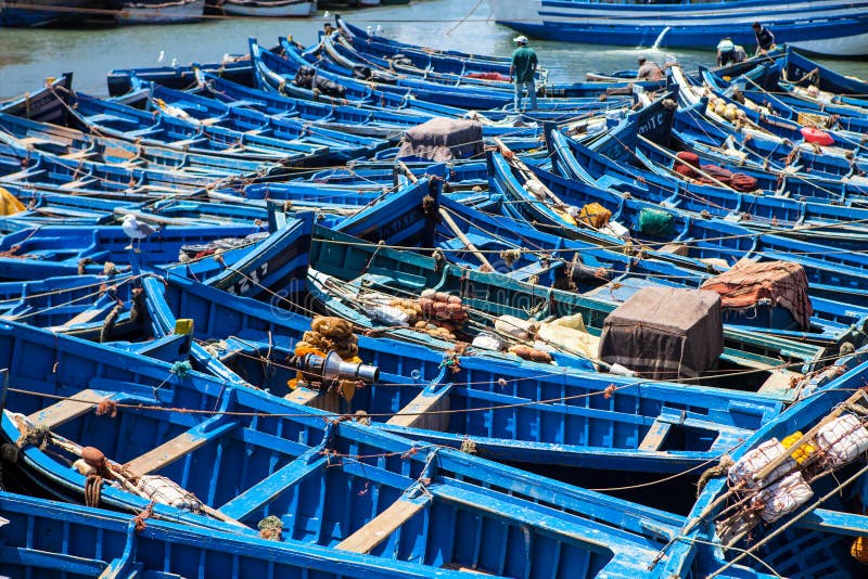 Barcos de pesca azuis no porto de Essaouira, Marrocos foto de stock Barcos de pesca azuis no porto de Essaouira, Marrocos foto de stock
