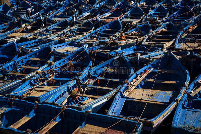 Barcos de pesca azuis tradicionais no porto de Essaouira em Marrocos fotografia de stock Barcos de pesca azuis tradicionais no porto de Essaouira em Marrocos fotografia de stock