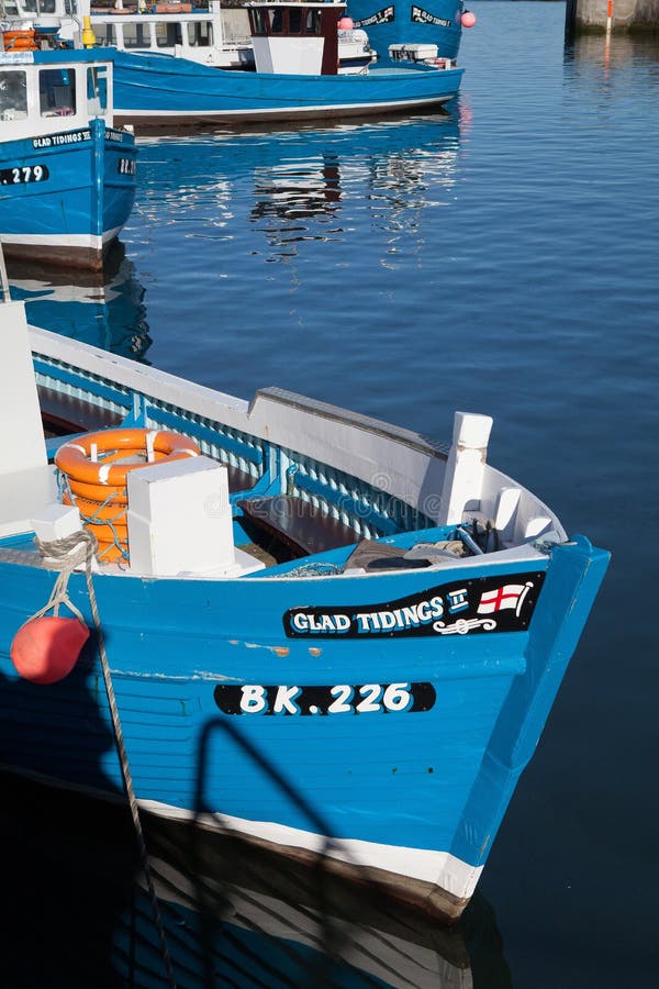 Barcos de pesca azules típicos en el puerto de Seahouses fotografía de archivo Barcos de pesca azules típicos en el puerto de Seahouses fotografía de archivo