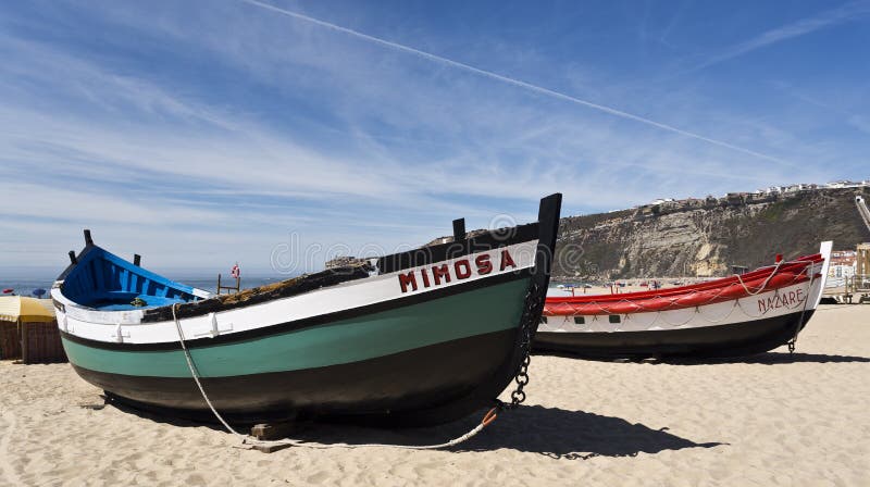Download Barcos de pesca de Nazare fotografia editorial. Imagem de portugal - 80101672