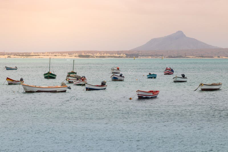 Barcos de pesca en el puerto de la sal Rei imagen de archivo Barcos de pesca en el puerto de la sal Rei imagen de archivo