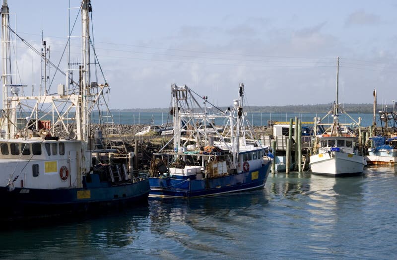 Barcos de pesca en la bahía de Hervey foto de archivo libre de regalías Barcos de pesca en la bahía de Hervey foto de archivo libre de regalías