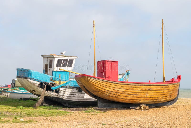 Barcos de pesca en la playa y dejados a la putrefacción fotografía de archivo Barcos de pesca en la playa y dejados a la putrefacción fotografía de archivo