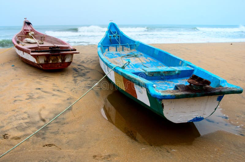 Barcos de pesca encalhados ao longo da costa em Mamallapuram imagem de stock royalty free Barcos de pesca encalhados ao longo da costa em Mamallapuram imagem de stock royalty free