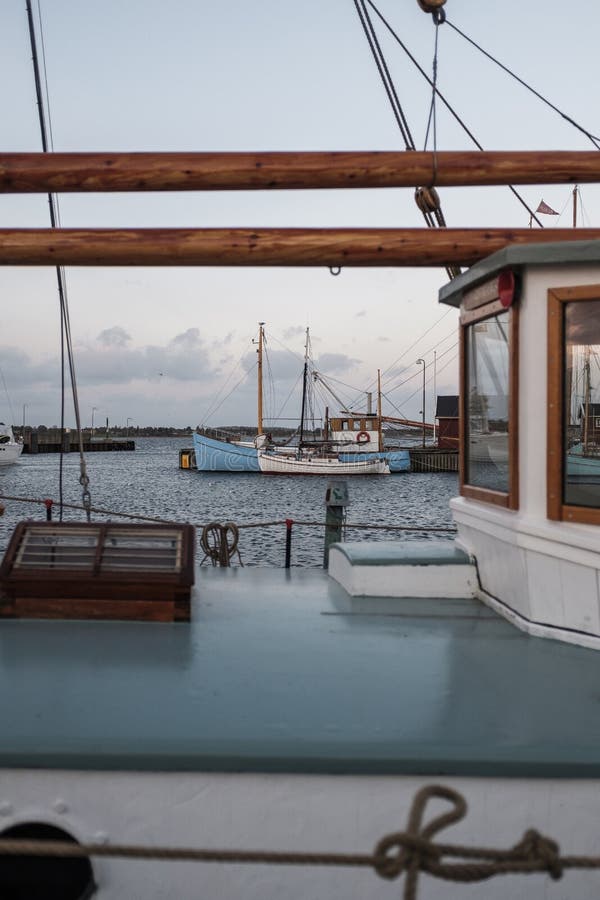 Barcos de pesca estacionados na doca fotografia de stock Barcos de pesca estacionados na doca fotografia de stock