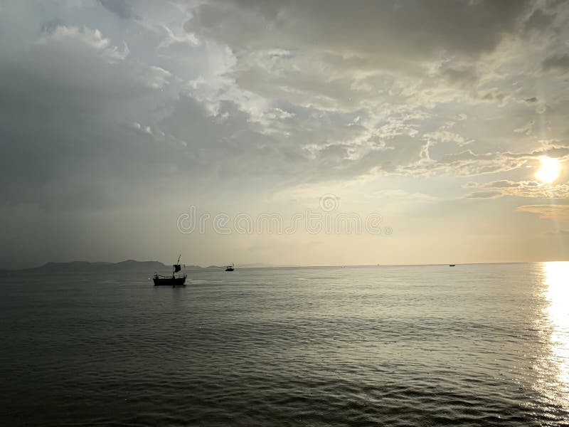Barcos de pesca flotando en el mar durante la noche, luz nublada Para prepararse para las criaturas del mar en la oscuridad es un