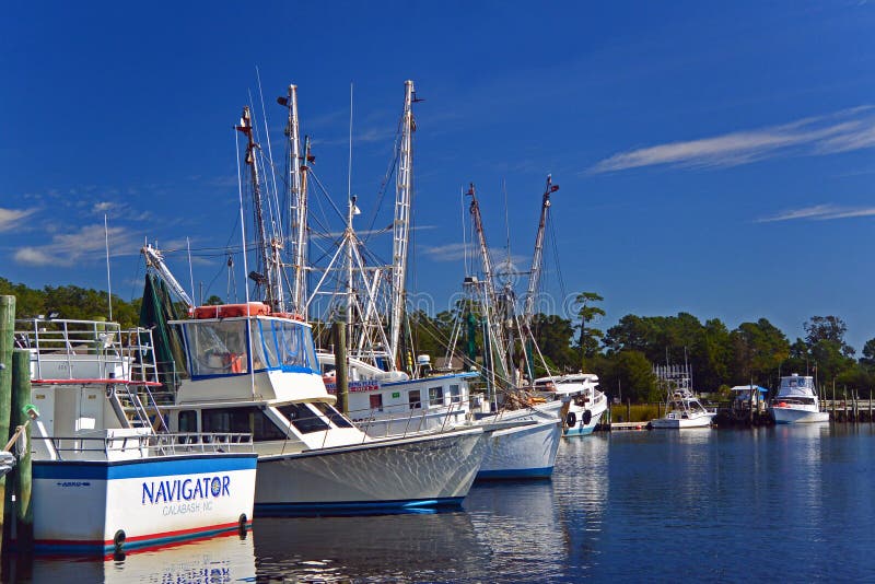 Barcos De Pesca No Cabaceiro, North Carolina Foto Editorial Imagem de