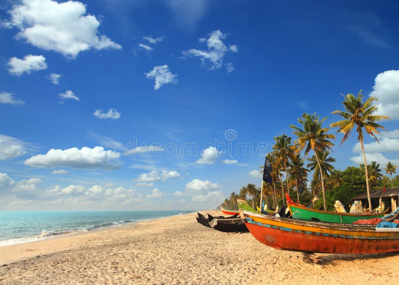 Barcos de pesca velhos na praia em india foto de stock Barcos de pesca velhos na praia em india foto de stock