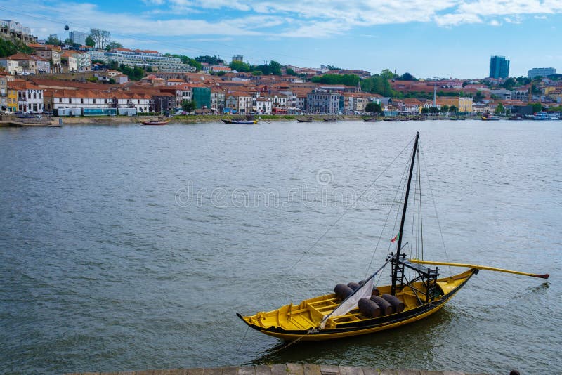 Barcos de Rabelo, transporte tradicional do vinho do Porto no rio de Douro, com opinião autêntica do distrito de Ribeira, Porto, imagens de stock royalty free Barcos de Rabelo, transporte tradicional do vinho do Porto no rio de Douro, com opinião autêntica do distrito de Ribeira, Porto, imagens de stock royalty free