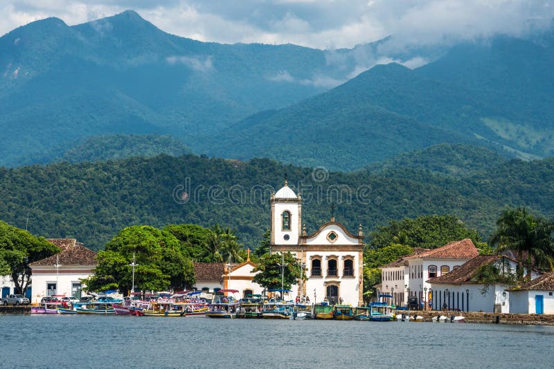 Barcos de turista em Paraty, estado Rio de janeiro, Brasil fotografia de stock Barcos de turista em Paraty, estado Rio de janeiro, Brasil fotografia de stock