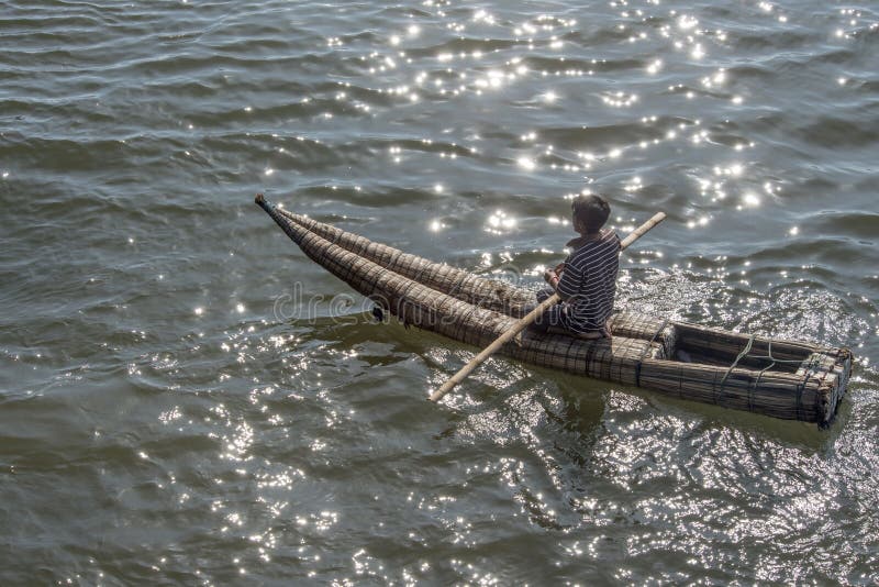 Barcos del océano de la paja todavía usados por la gente local en Perú imagen de archivo Barcos del océano de la paja todavía usados por la gente local en Perú imagen de archivo