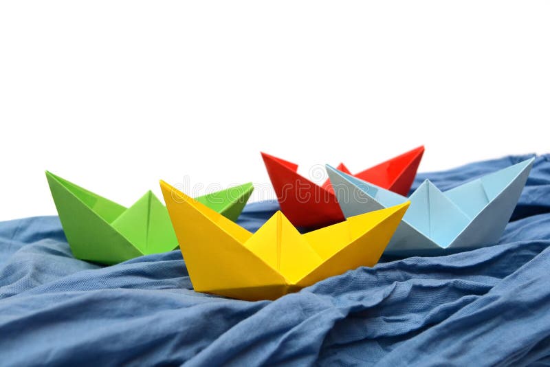 Barcos do papel colorido Origâmi amarelo, verde, vermelho, azul fotografia de stock royalty free Barcos do papel colorido Origâmi amarelo, verde, vermelho, azul fotografia de stock royalty free