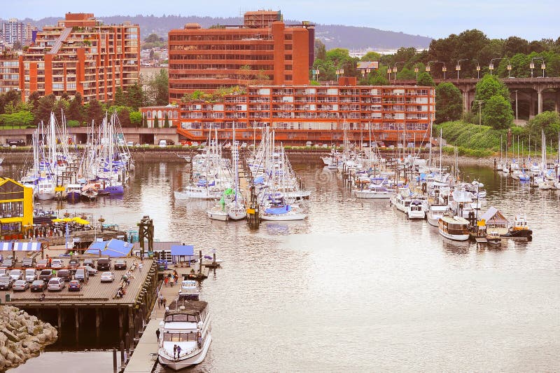 Barcos e iate pela ilha de Granville foto de stock Barcos e iate pela ilha de Granville foto de stock