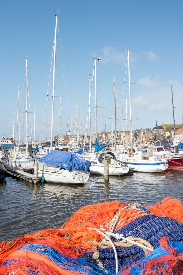 Barcos e redes de pesca entrados no porto de Urk fotografia de stock Barcos e redes de pesca entrados no porto de Urk fotografia de stock