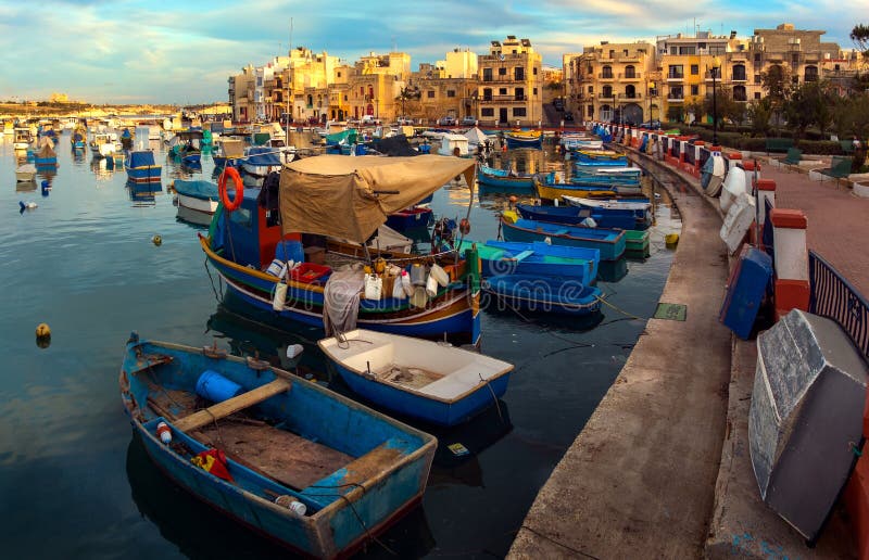 Barcos Malteses O Porto De Birzebbuga Foto Editorial Imagem de sendo