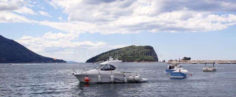 : Barcos a motor ancorados contra a ilha da São Nicolau do fundo no alvorecer imagens de stock royalty free : Barcos a motor ancorados contra a ilha da São Nicolau do fundo no alvorecer imagens de stock royalty free