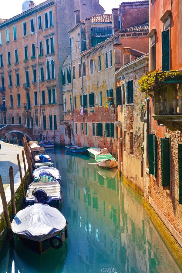 Barcos na arquitetura do canal e da casa de Veneza imagem de stock Barcos na arquitetura do canal e da casa de Veneza imagem de stock