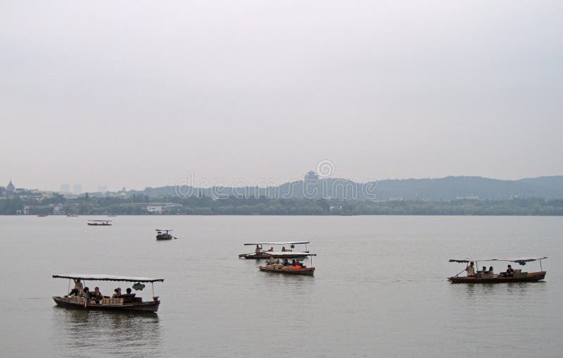 Barcos no lago ocidental em Hangzhou fotografia de stock Barcos no lago ocidental em Hangzhou fotografia de stock