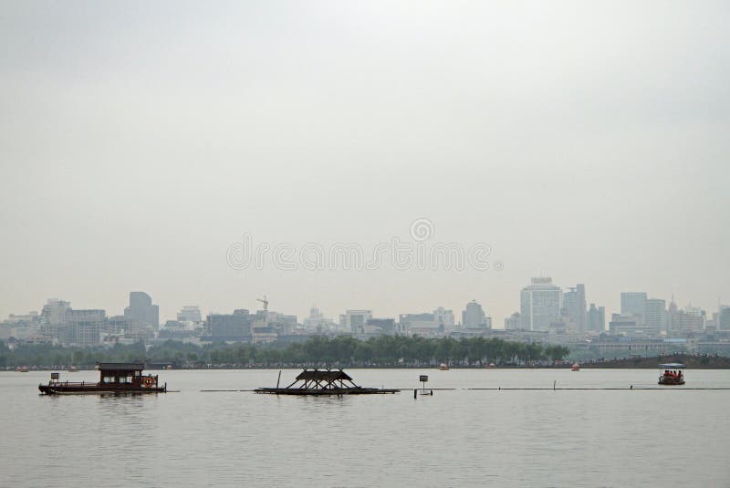 Barcos no lago ocidental em Hangzhou foto de stock royalty free Barcos no lago ocidental em Hangzhou foto de stock royalty free