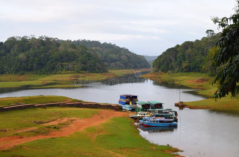 Barcos no lago Periyar e no parque nacional, Thekkady, Kerala, Índia