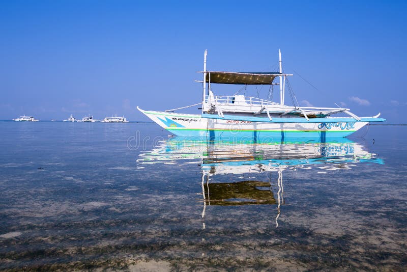 Barcos que esperan a turistas para viajar entre las islas filipinas fotos de archivo Barcos que esperan a turistas para viajar entre las islas filipinas fotos de archivo
