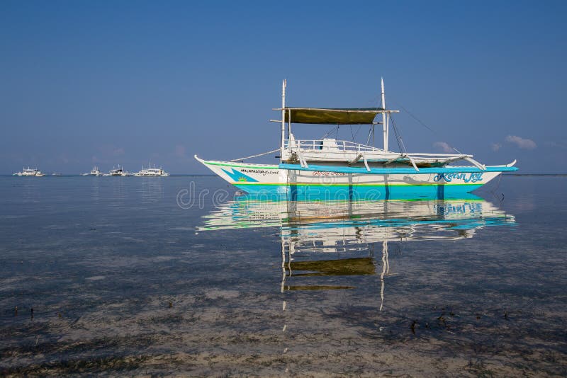 Barcos que esperan a turistas para viajar entre las islas filipinas foto de archivo Barcos que esperan a turistas para viajar entre las islas filipinas foto de archivo