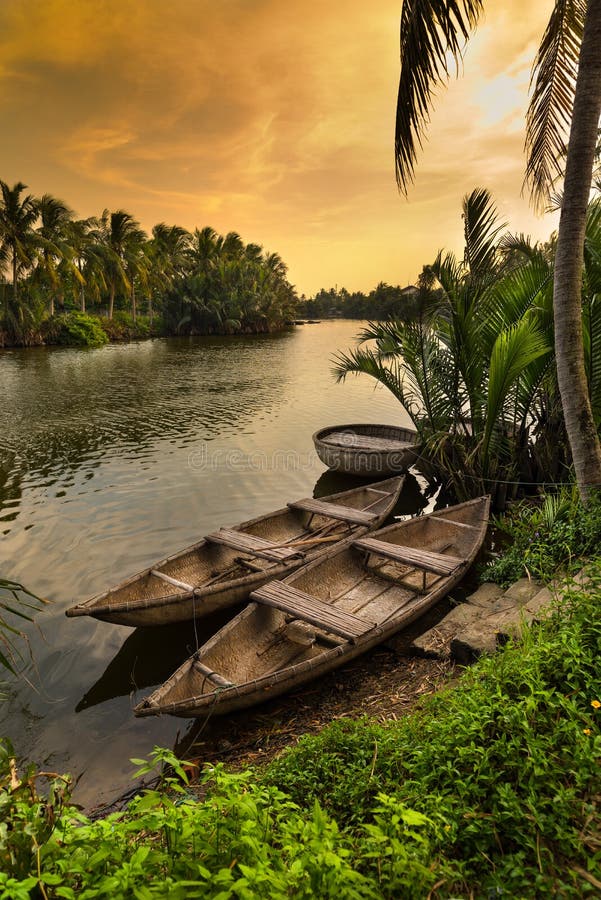 Barcos tradicionais de Vietnam, cidade de Hoi An, Vietname imagens de stock Barcos tradicionais de Vietnam, cidade de Hoi An, Vietname imagens de stock
