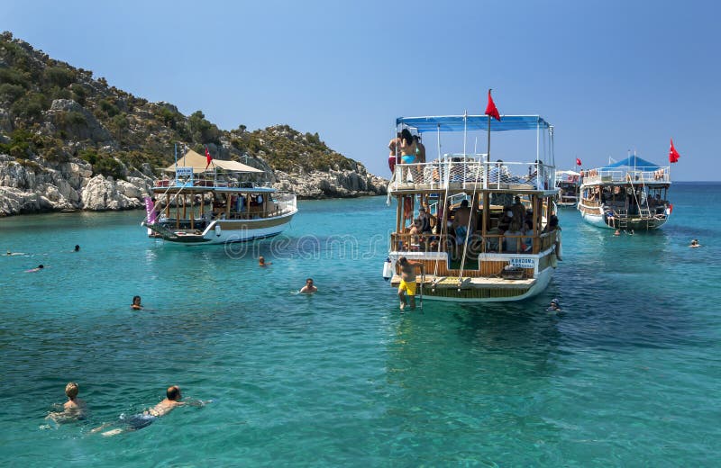 Barcos tur?sticos de la traves?a anclados adyacente a la ciudad hundida de Simena foto de archivo libre de regalías Barcos tur?sticos de la traves?a anclados adyacente a la ciudad hundida de Simena foto de archivo libre de regalías