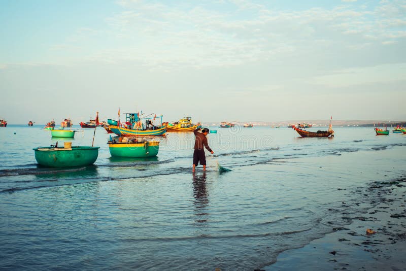 Barcos vietnamitas de madera viejos tradicionales y barcos de pesca redondos fotos de archivo libres de regalías Barcos vietnamitas de madera viejos tradicionales y barcos de pesca redondos fotos de archivo libres de regalías