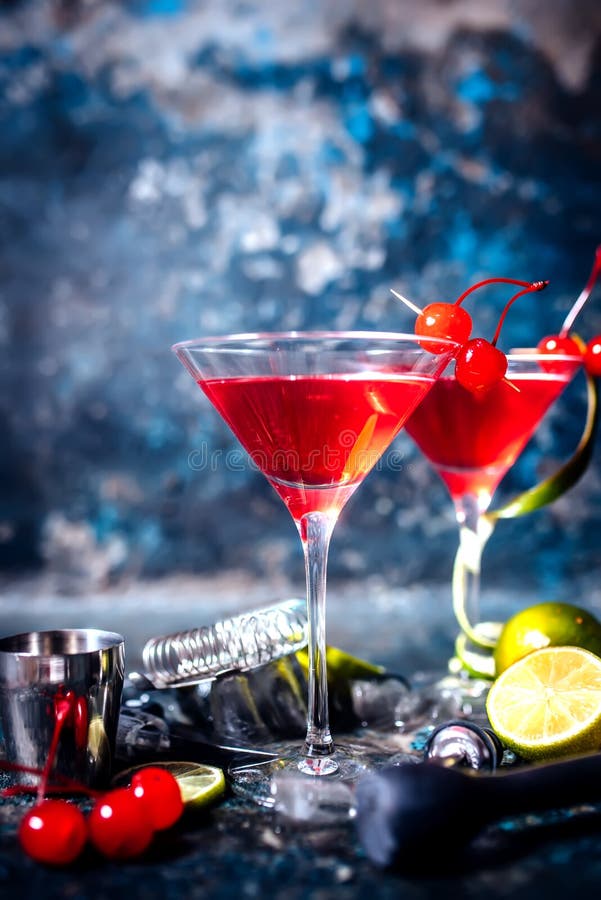 Bardetaljer - alkoholiserad coctail med vodka och gin, kosmopolitisk lång drink i högvärdigt exponeringsglas
