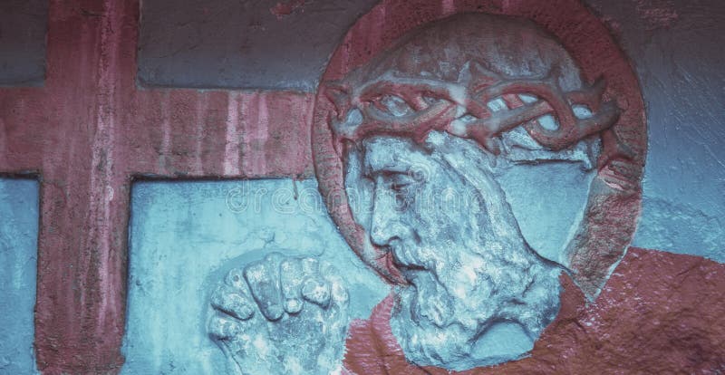 Bardzo starożytny posąg jezusa chrystusa modli się w ogrodzie gethsemane. boska chrześcijaństwo religia cierpiąca koncepcję wiary.