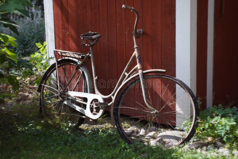 Bardzo stary bicykl w lecie obrazy royalty free Bardzo stary bicykl w lecie obrazy royalty free