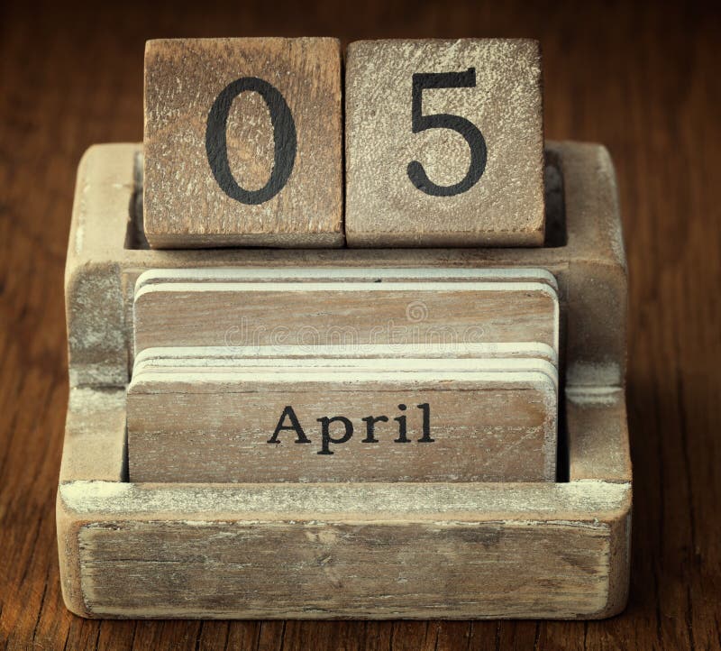 Bardzo stary drewniany rocznika kalendarz pokazuje daktylowego 5th Kwiecień dalej