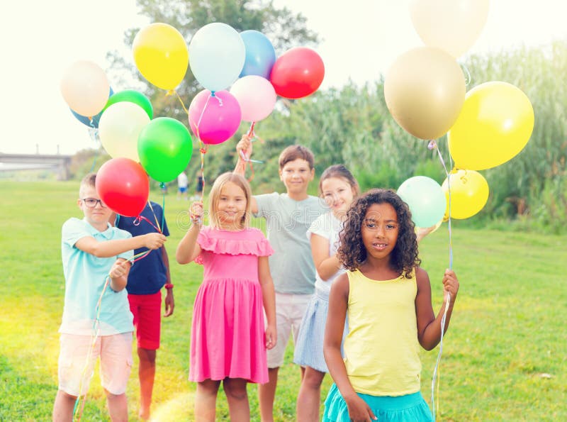 Grupo De Bolas Coloridas Para a Criança Foto de Stock - Imagem de alegre,  playground: 153553718