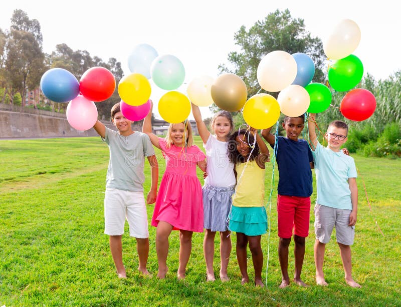 Grupo De Bolas Coloridas Para a Criança Foto de Stock - Imagem de alegre,  playground: 153553718