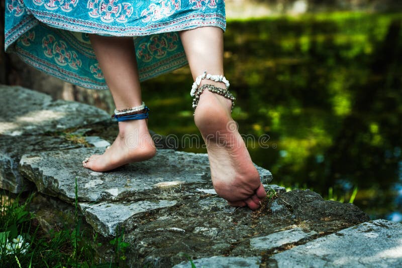 Descalzo una mujer caminando verano moda estilo joyas a anillos sobre el piedra externo verano.