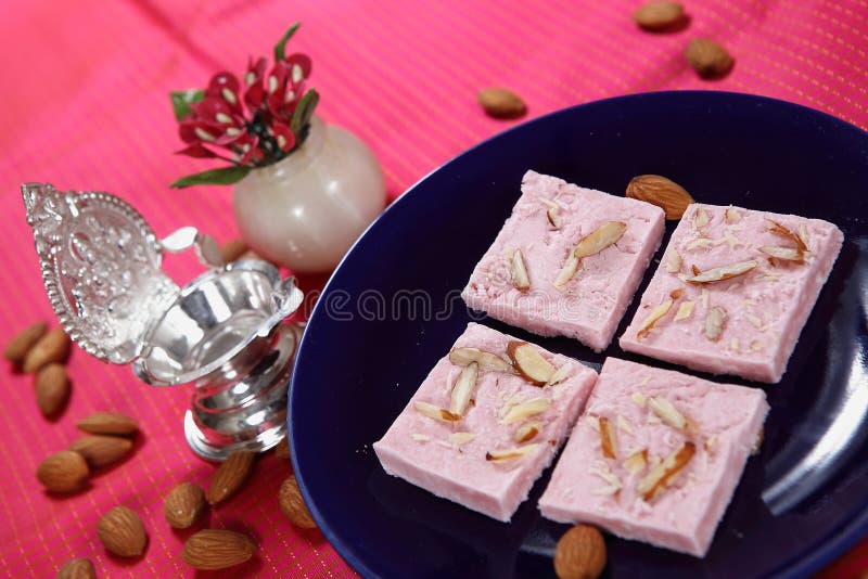 Barfi di atta di Maida barfi/Safid/dessert bianco della farina di frumento immagini stock Barfi di atta di Maida barfi/Safid/dessert bianco della farina di frumento immagini stock
