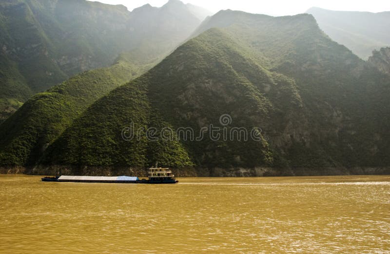 Barge en el río de Yangtze en China central